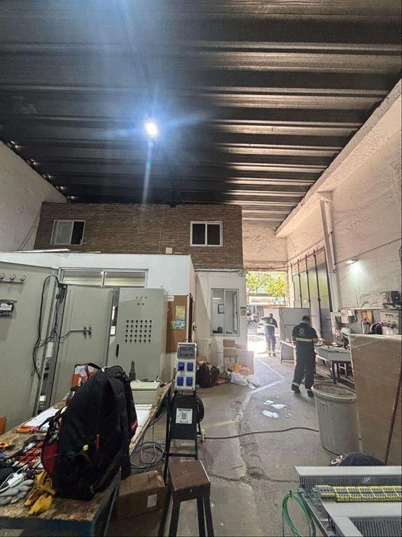 Alquiler local comercial área 234m2, altura 7 metros entrad