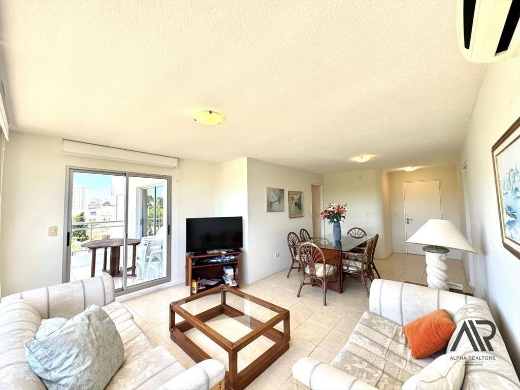 Apartamento en venta de 3 dormitorios c/ cochera en Roos...