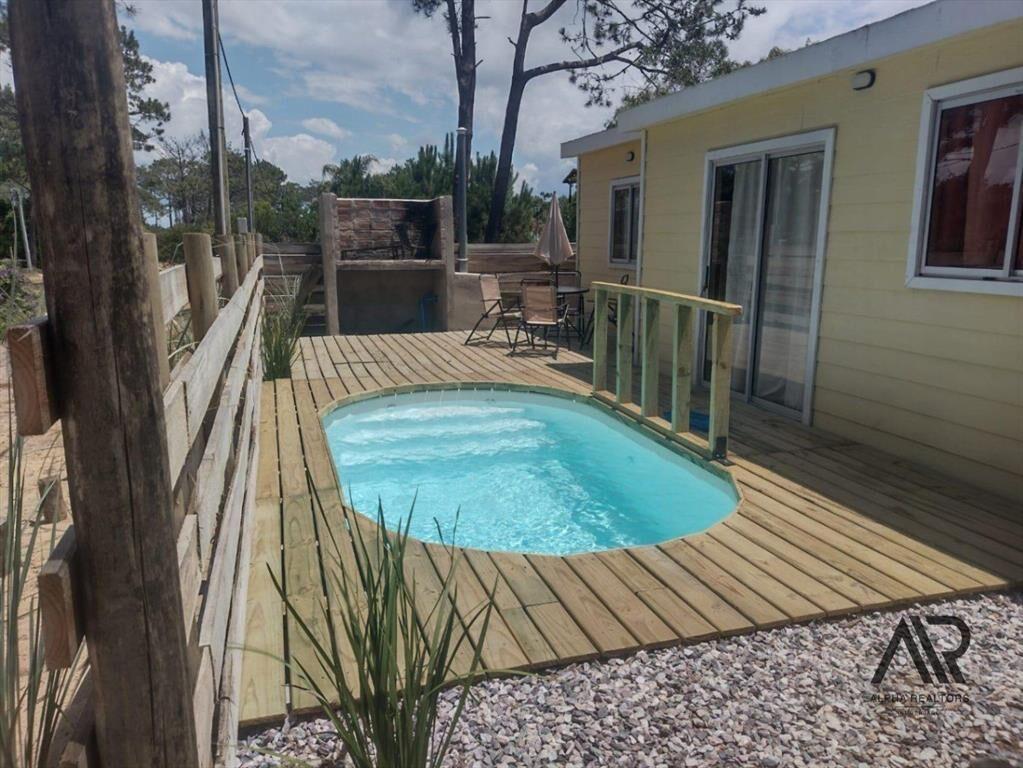 Complejo de 3 casas con piscina en venta en Punta del Diablo