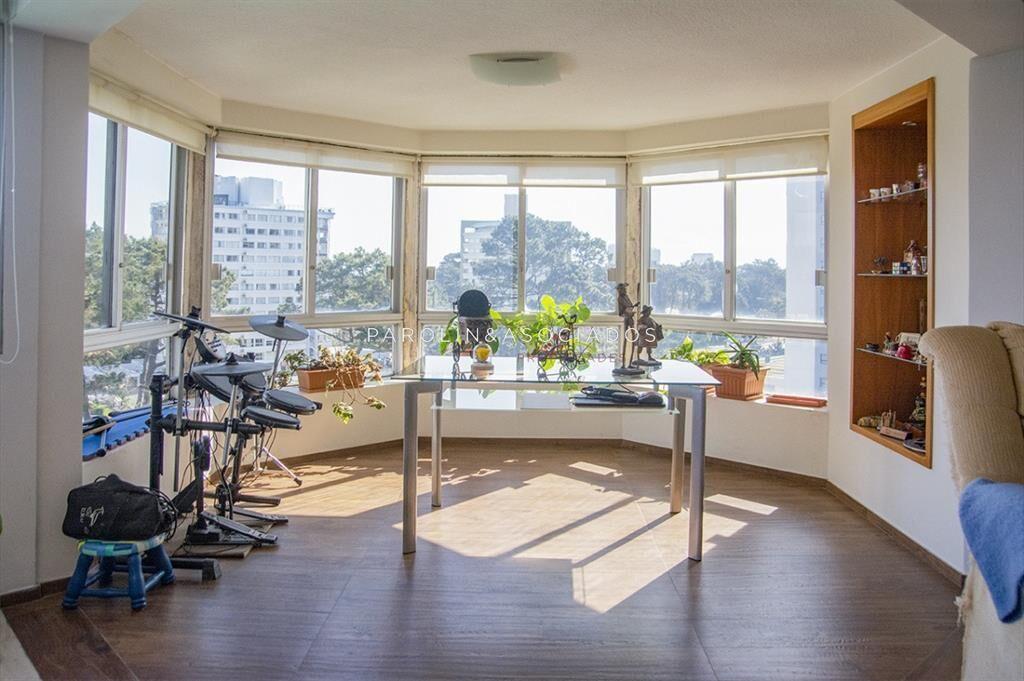 Apartamento en venta de 3 dormitorios en Center,