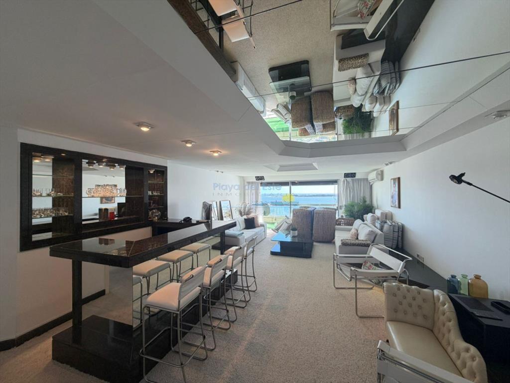 Apartamento de 2 dormitorios y servicio en anual