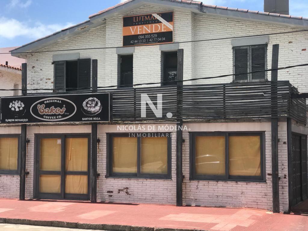 Local comercial con casa en planta alta, cerca de