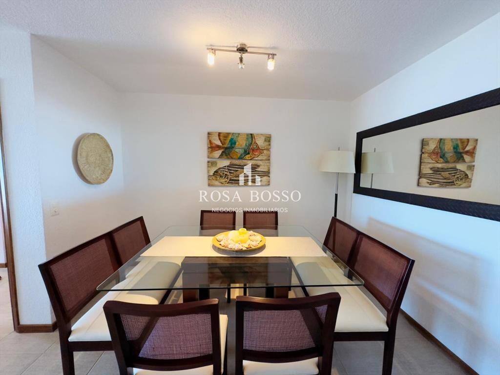 3 dormtiorios, cocina con lavadero, vista al mar.