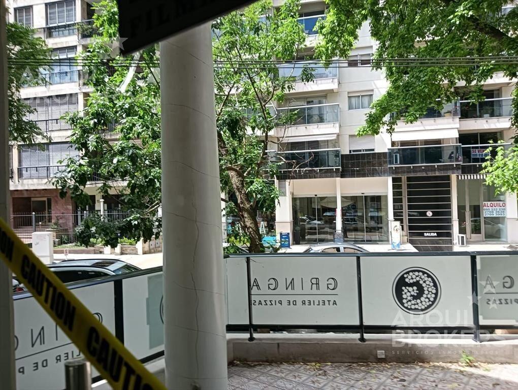 Local comercial en alquiler en Pocitos  con terraza y coche