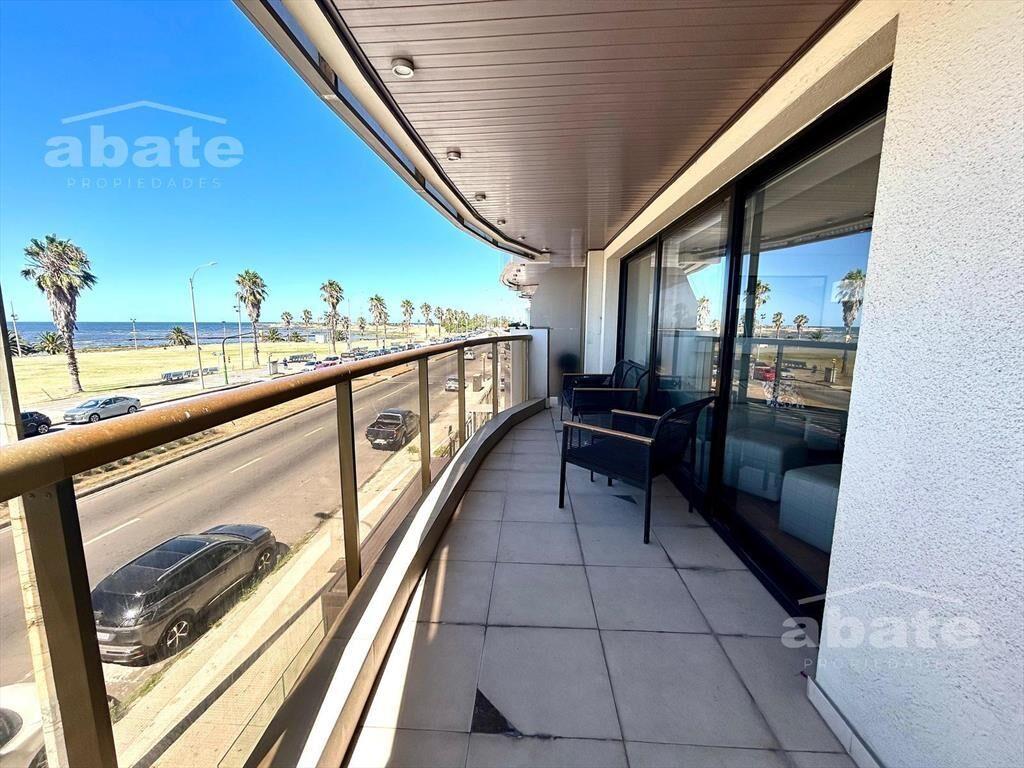 Venta apartamento 4 dormitorios   servicio completo ,Rambla