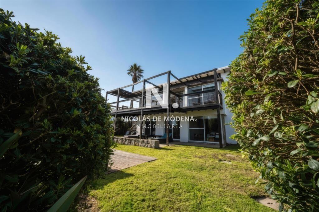 Venta de casa de 5 dormitorios en Punta Piedras
