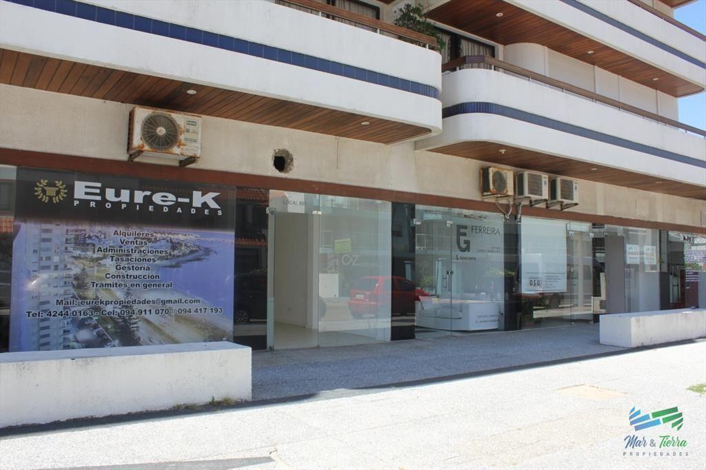 Se vende local a la calle en Punta del Este, zona