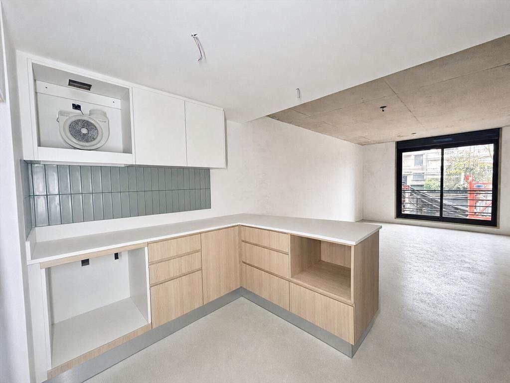 Venta apartamento 2 dormitorios con patio en Pocitos a estr