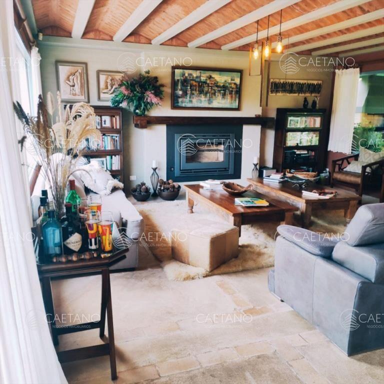 Hermosa casa de 2 niveles, con amplios espacios.
