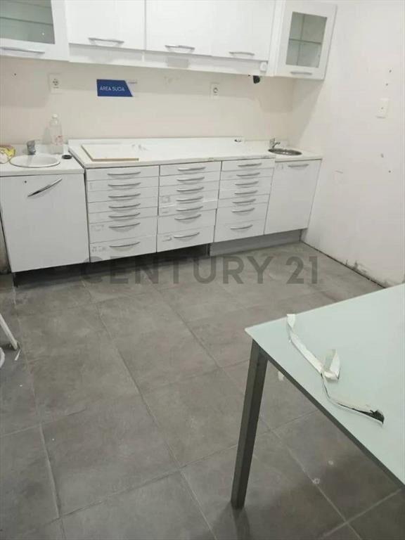 Oportunidad  Local Comercial en Avenida 18 de Julio, Al f...