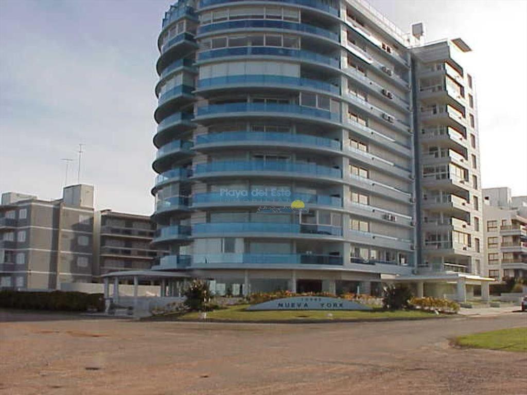 Apartamento en venta de 3 dormitorios y servicio