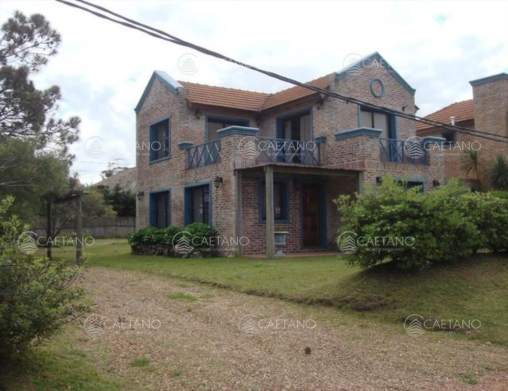 CASA EN PROPIEDAD HORIZONTAL, EN ZONA DE TIO TOM