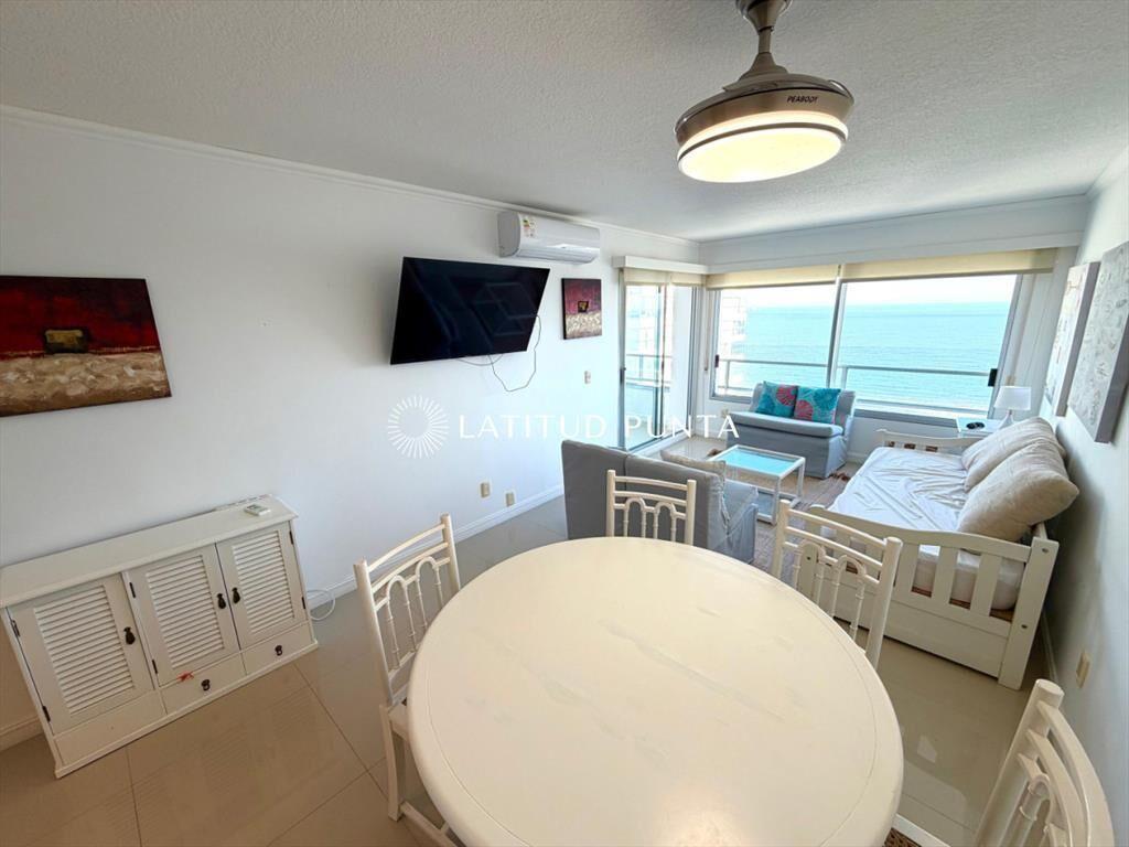 Apartamento en venta frente al mar, parada 19