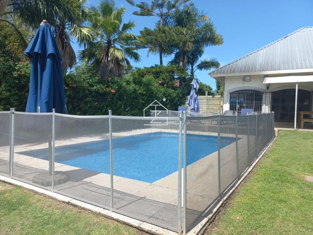 Vende casa de 3 dormitorios totalmente reformada.