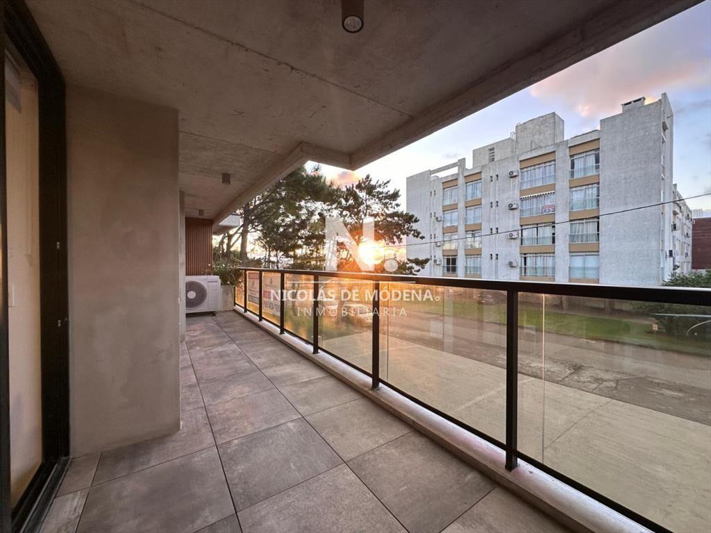 Vende oportunidad en Playa Mansa, primera línea