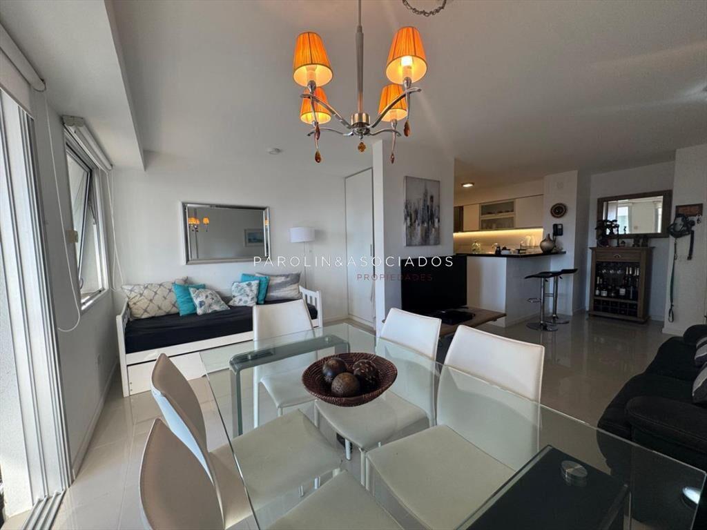 Hermoso apartamento de dos dormitorios a dos de