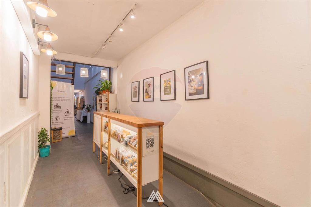 Se venden 3 locales comerciales en Ciudad Vieja.