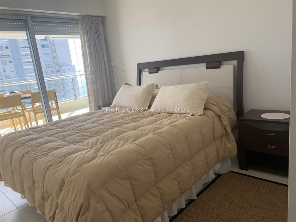 Apartamento en venta en piso alto Seasons Tower, Punta del