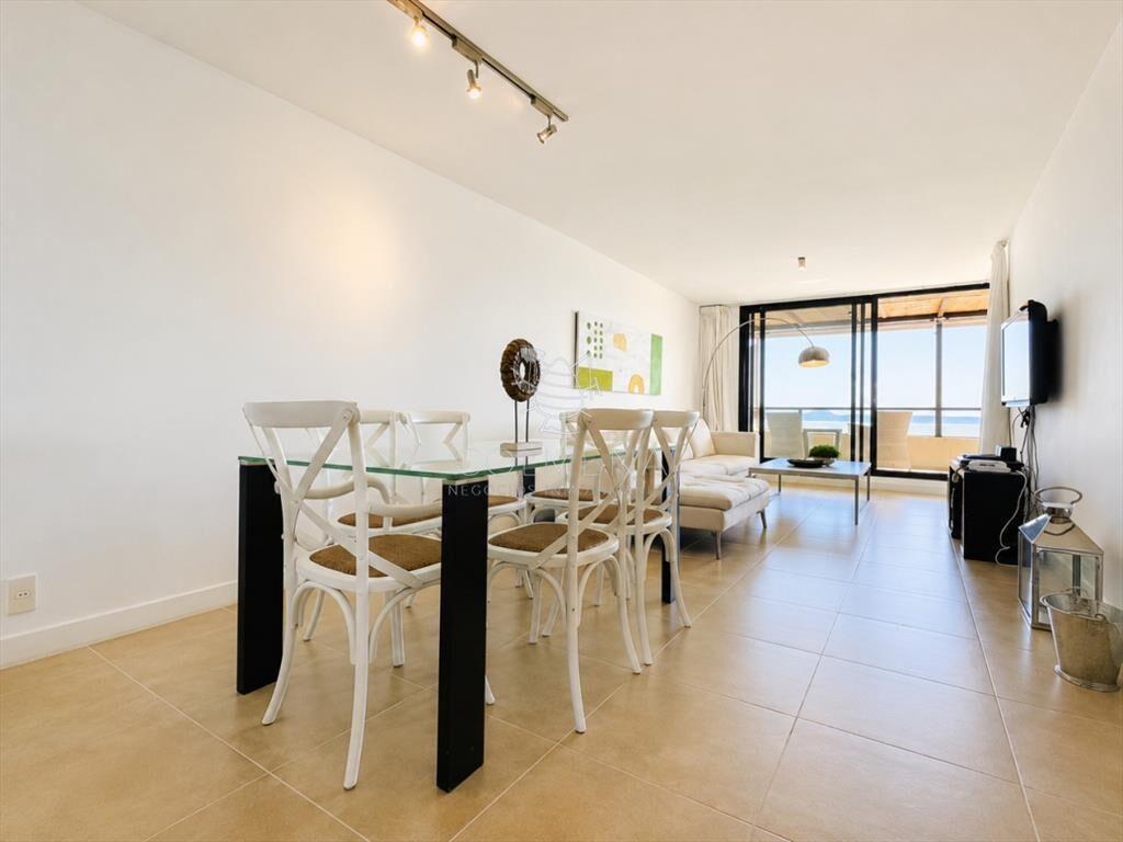 Apartamento de 2 Dormitorios con Vista al Mar y Parrillero