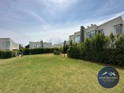 Casa en venta c/ cochera en Barra de Carrasco