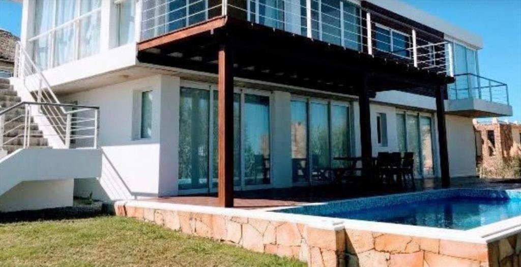 CASA EN VENTA DE 4 DORMITORIOS EN MANANTIALES