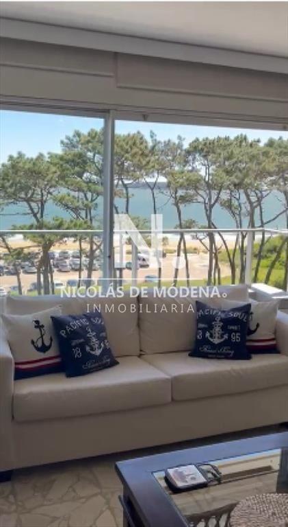 Vende apartamento de 2 dormitorios frente al mar.