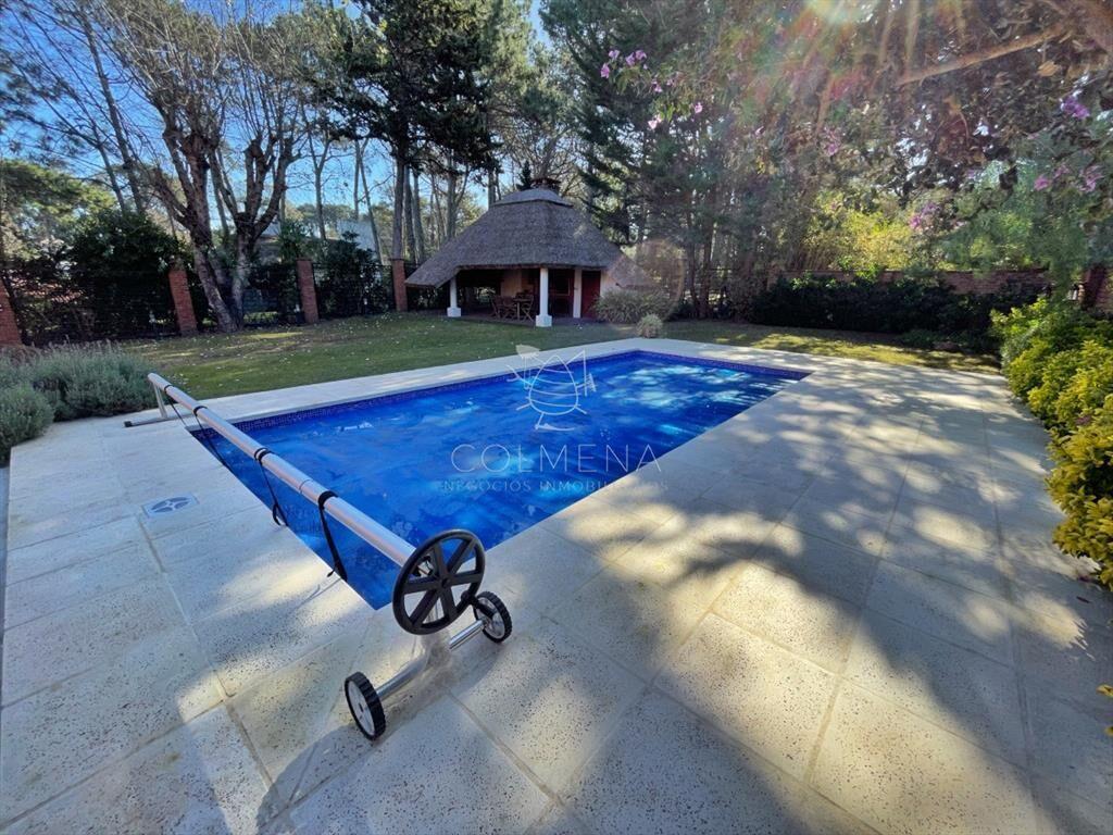 En alquiler temporal, amplia casa con piscina y parrillero,
