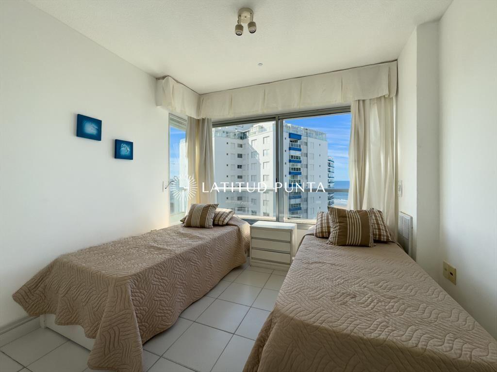 Apartamento en Brava, 2 dormitorios, piso alto