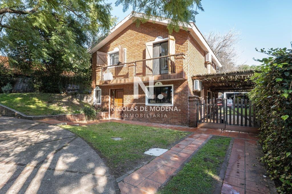 Vende casa de 4 dormitorios en Jardines de