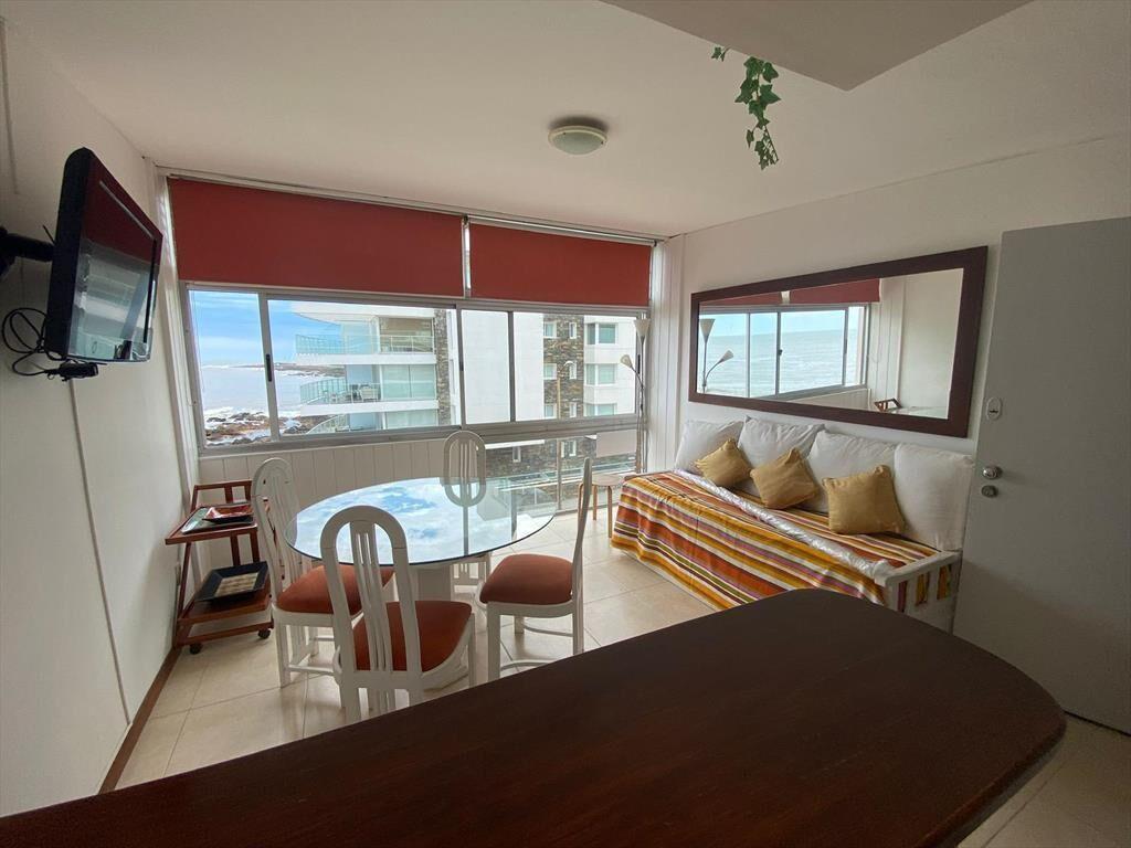 Playa Brava sobre Rambla a metros del mar. Apartamento 1 do