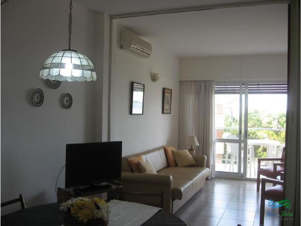 Apartamento en alquiler en Punta del Este, frente