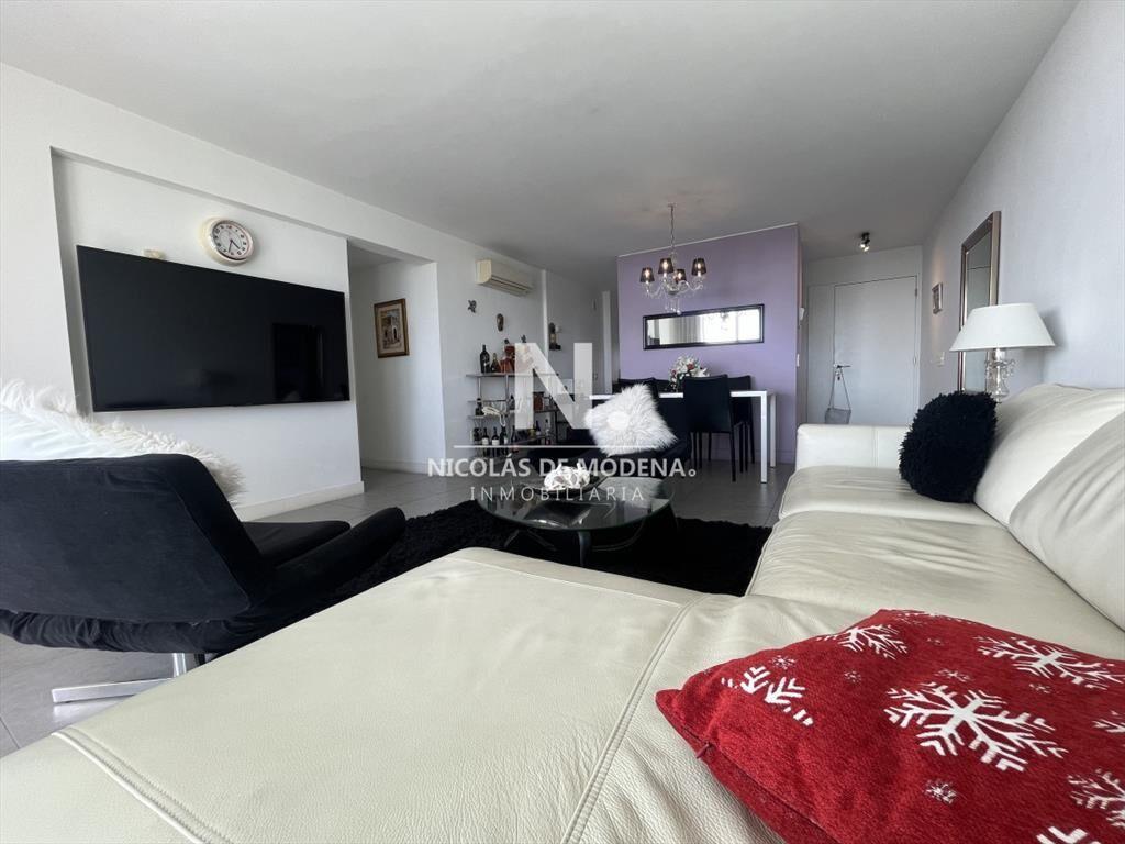 Piso intermedio de 2 dorrmitorios en venta en Torre Yoo