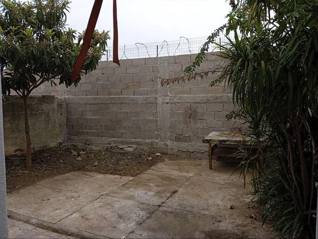 Casa en Alquiler sobre Av. Garzón, dos dormit. con fondo