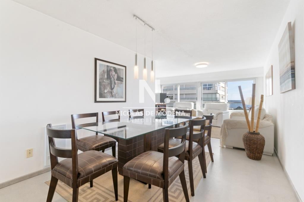 Apartamento en venta de 3 dormitorios, frente al