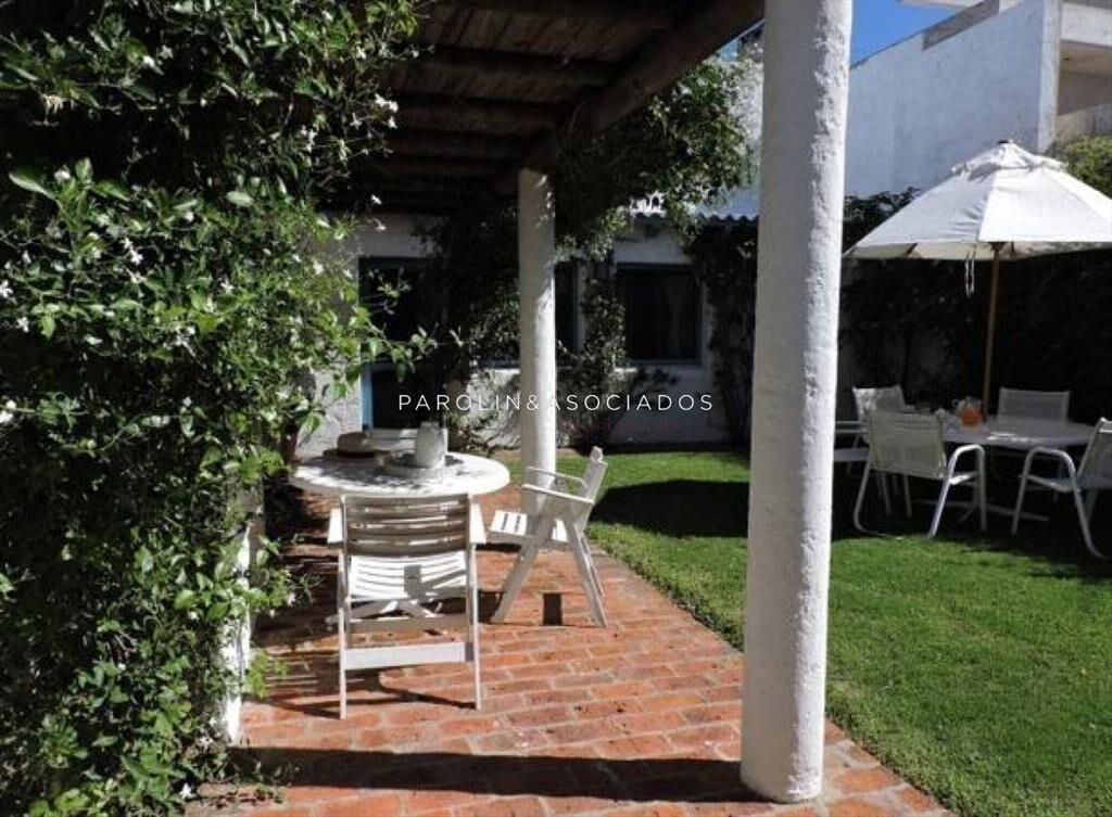 Casa de 5 dormitorios en venta en La Barra, Punta del Este.