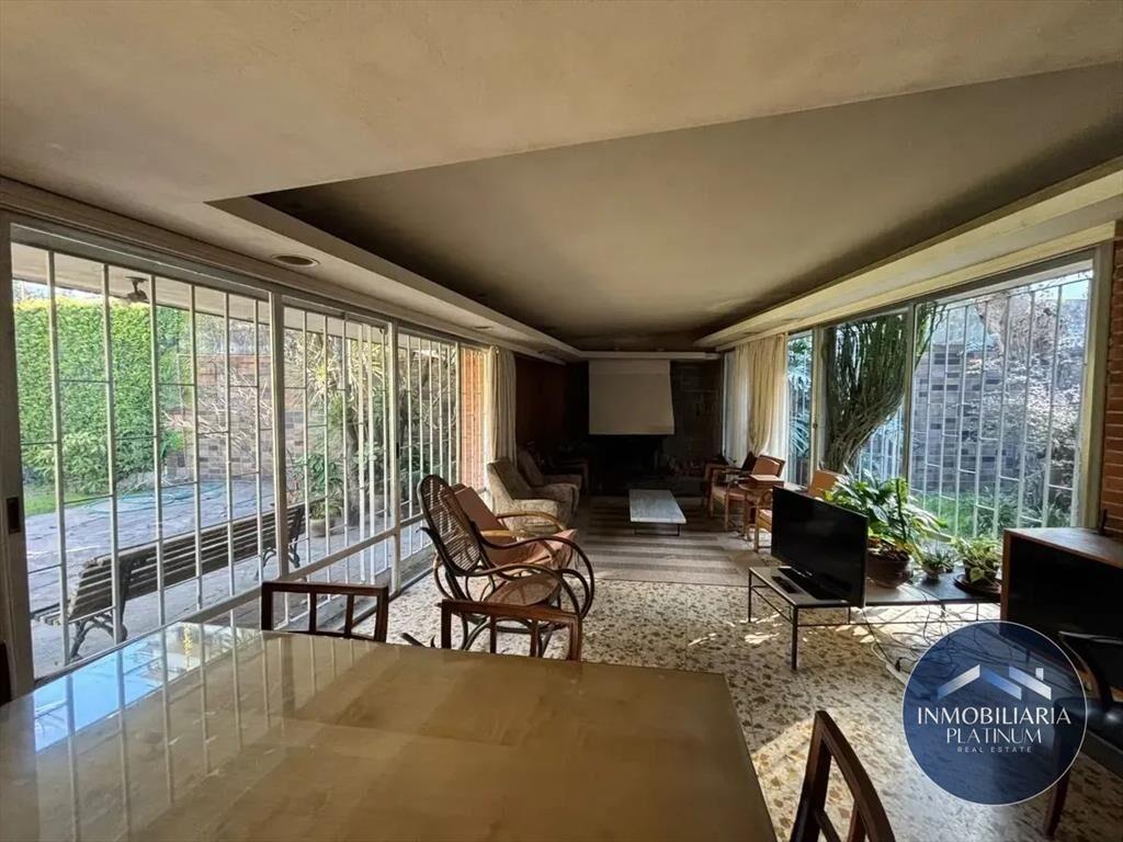Casa en venta c/ cochera y amplio terreno en Parque Batlle