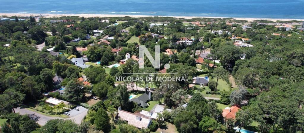 En venta casa en Barrio Golf, Punta del Este de 6