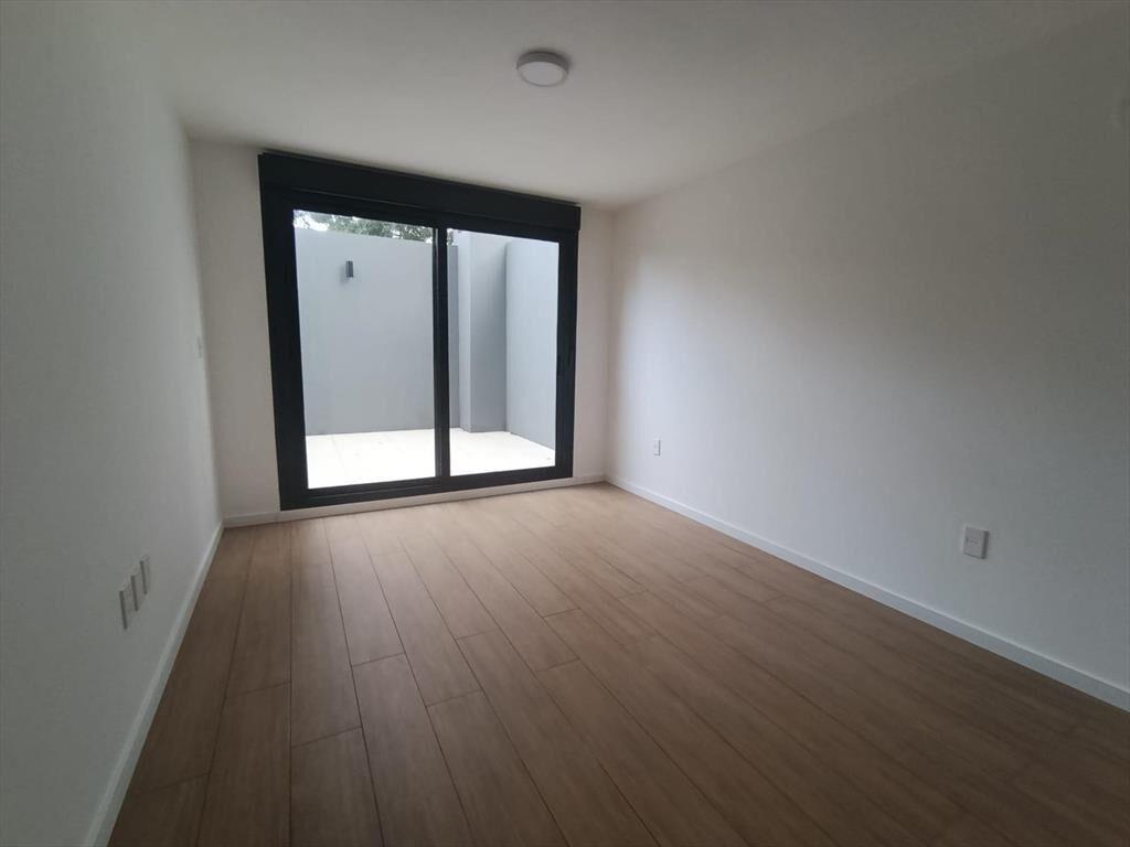Excelente ubicación a una cuadra de la rambla, al lado del