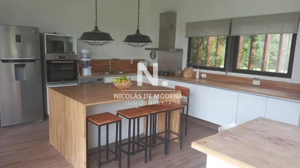 Vende chacra de 4 dormitorios en Barrio privado
