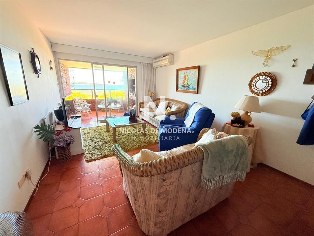 Apartamento con parrillero de 4 dormitorios al -