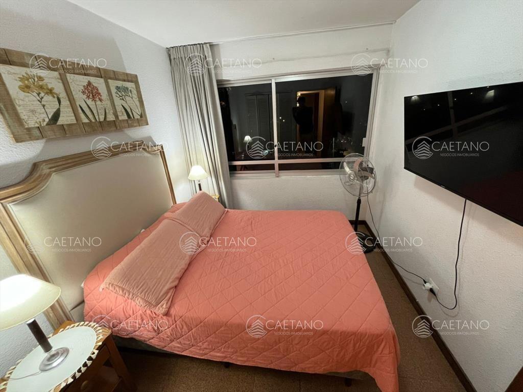 Vende apartamento de 2 dormitorios en Punta del
