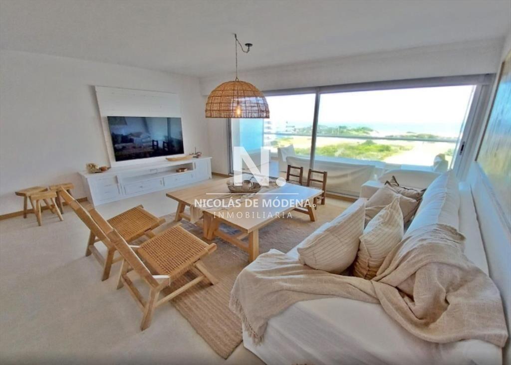 En venta exclusivo apartamento en Playa Brava, al