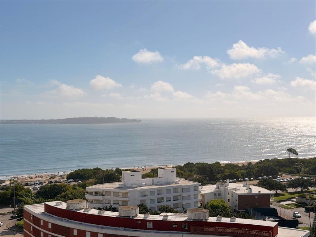 Apartamento en venta, 3 dormitorios y dependencia