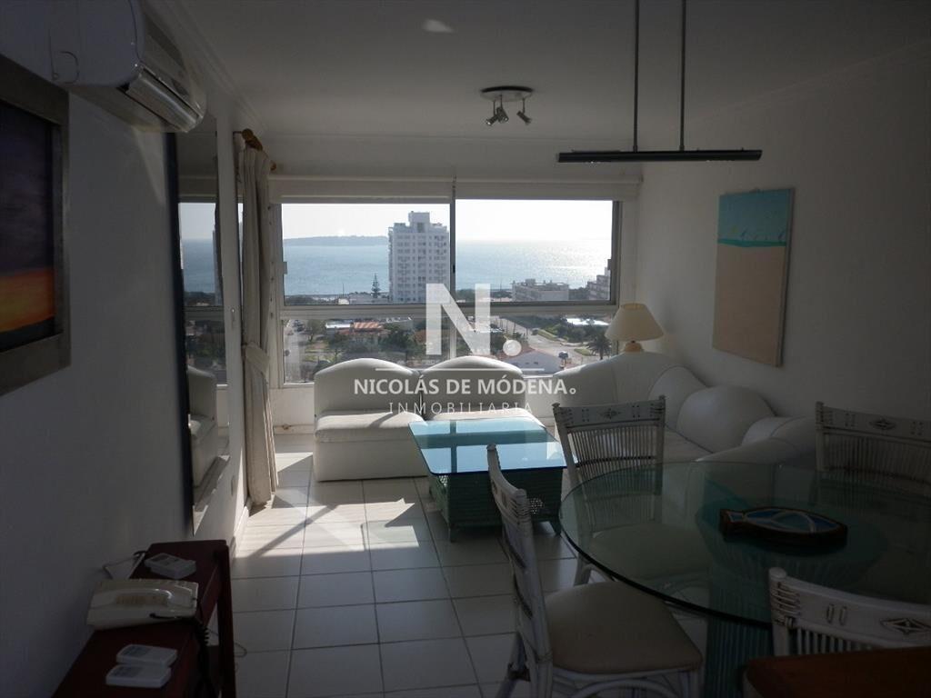 Vende apartamento de 2 dormitorios en Punta del
