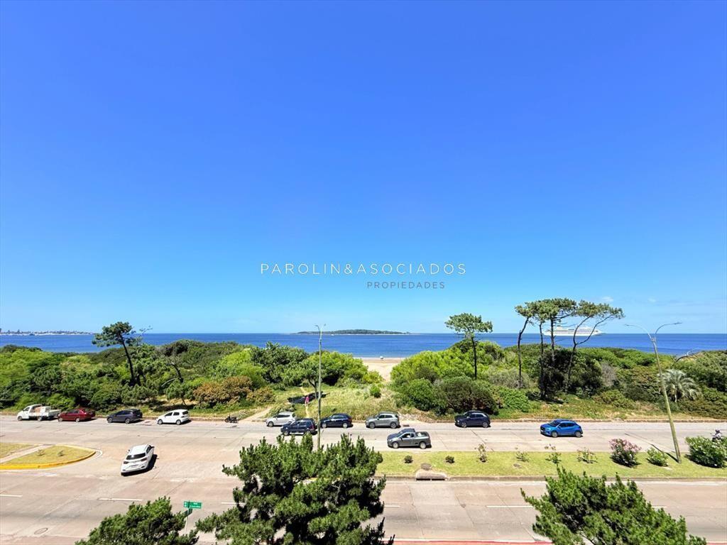 Apartamento con parrillero de 4 dormitorios al en