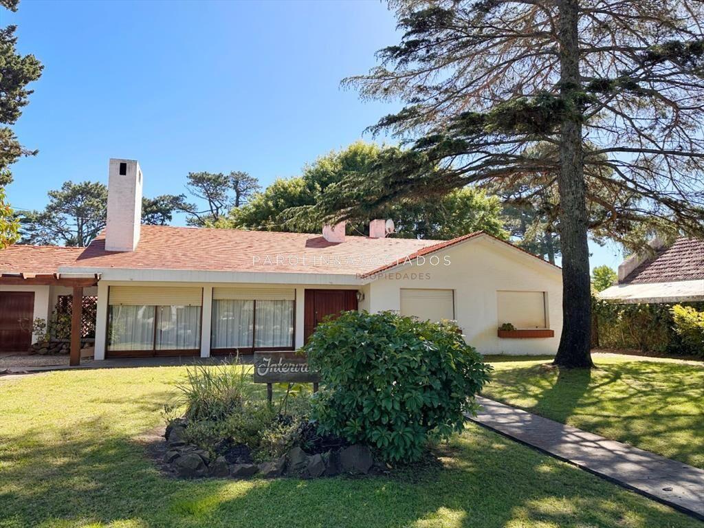 Casa en venta de 4 dormitorios y dependencia de servicio en