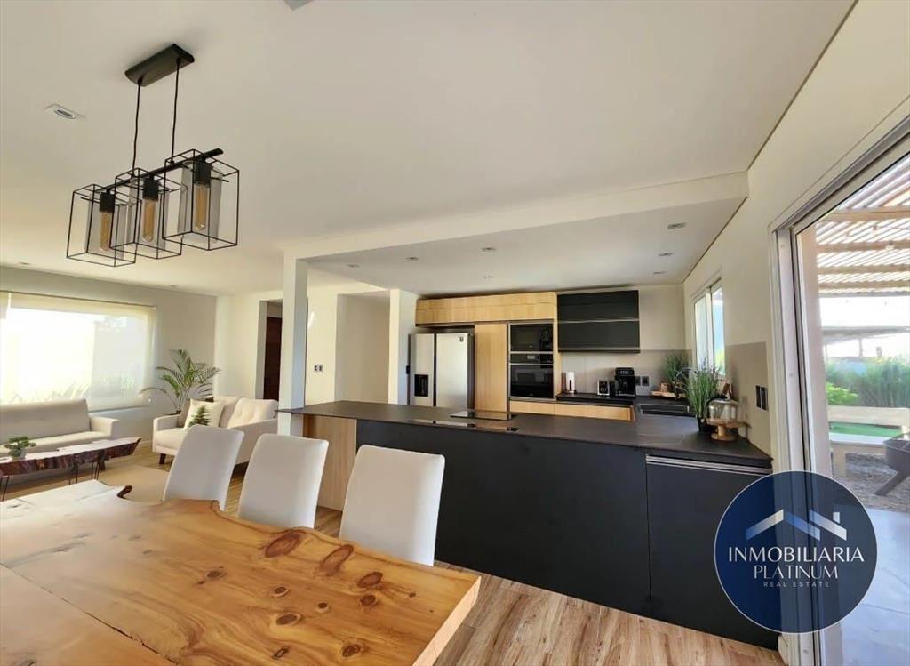 Casa en venta c/ cochera en La Tahona