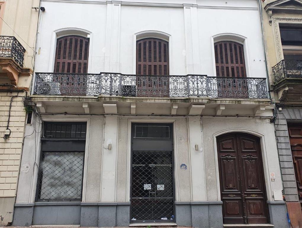 Edificio entero en Piedras esq Misiones