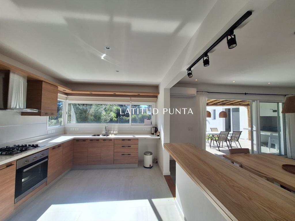 Casa a estrenar en La Barra con piscina