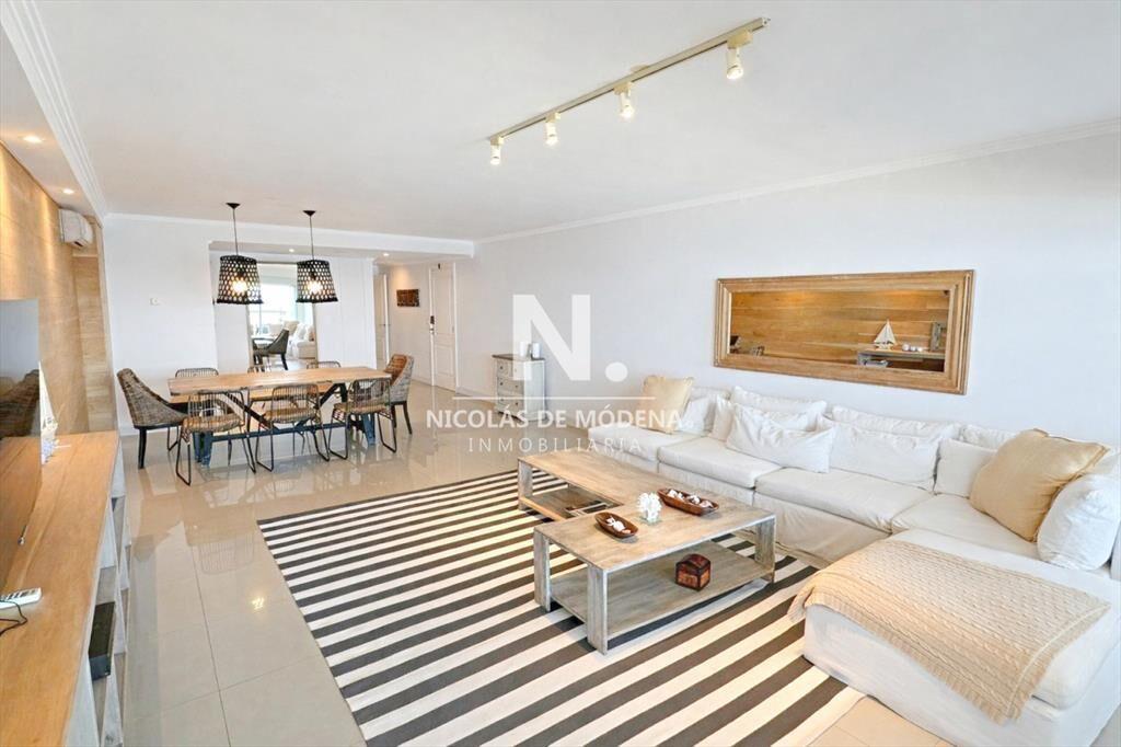 Apartamento de 3 dormitorios en venta en Playa